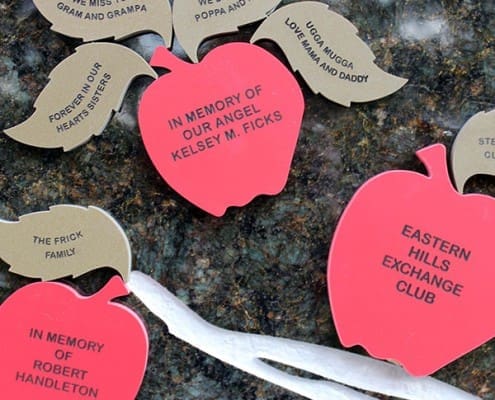 AppleTreeClose Lasting gifts: Juilfs Park Apple of Your Eye tribute tree with engraved apples and leaves